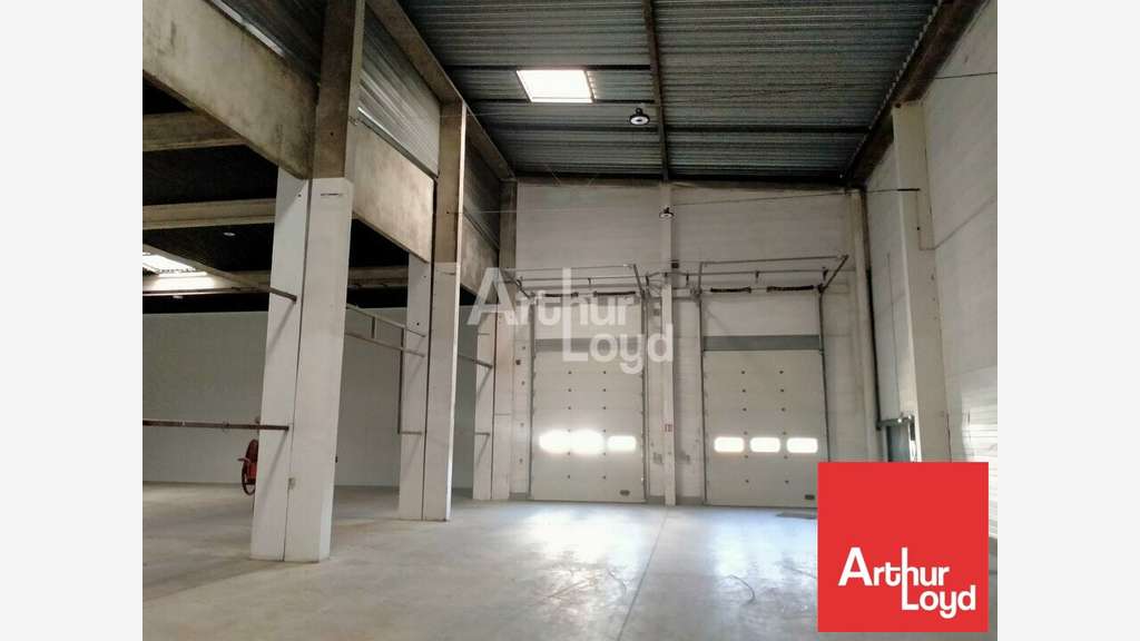 Local d'activité 200m² à louer Châtellerault D910 