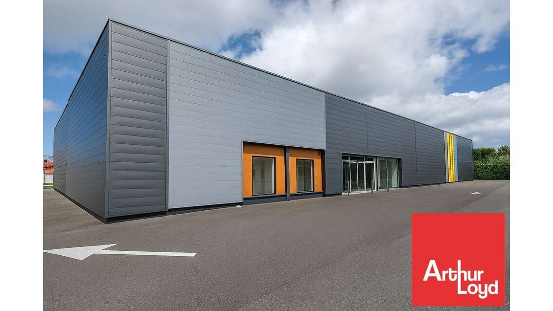 Local professionnel 1420m² à louer à Parthenay