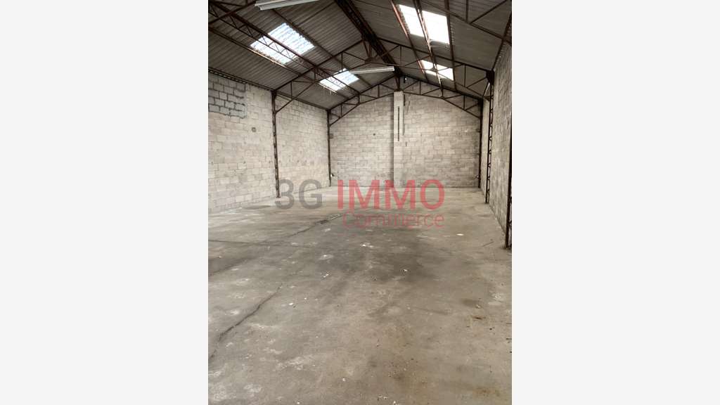 A louer entrepôt de 853m² à Châtillon-sur-Thouet