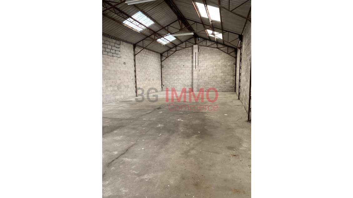 A louer entrepôt de 853m² à Châtillon-sur-Thouet