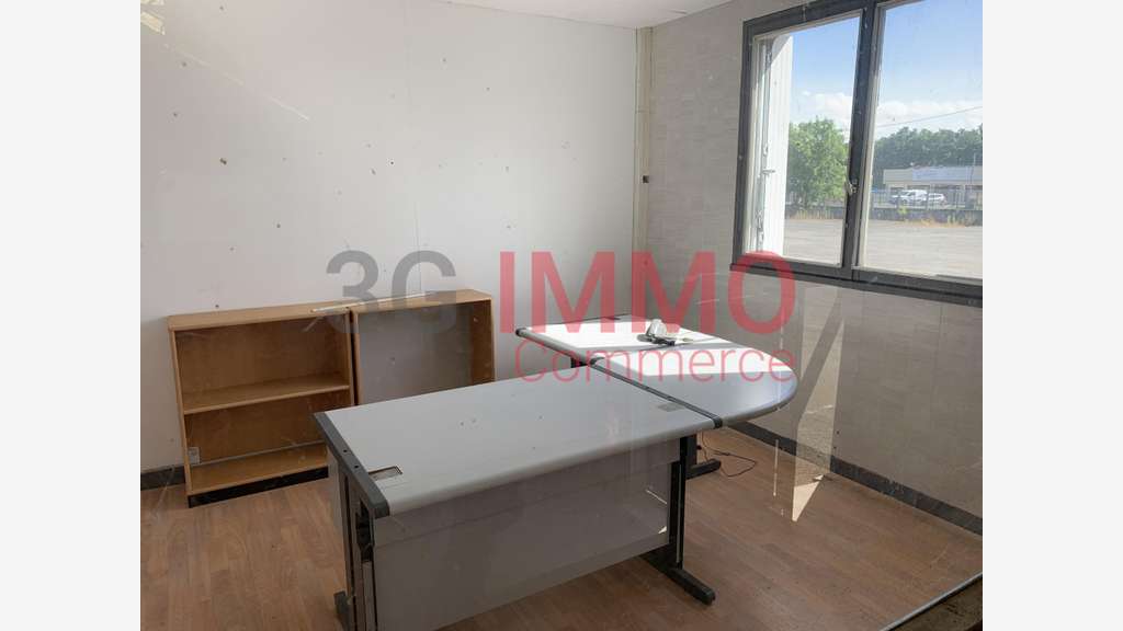 A louer entrepôt de 853m² à Châtillon-sur-Thouet