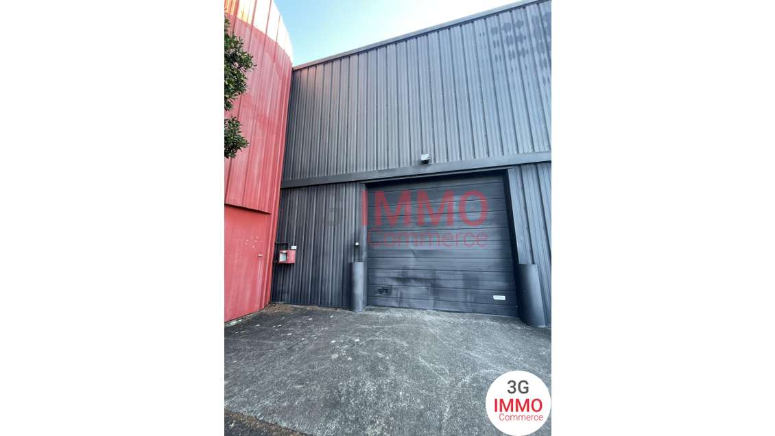 A louer entrepôt 200m² avec parking à Chauray