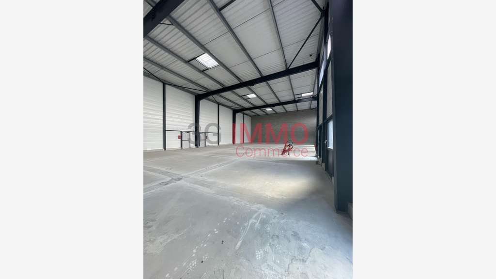 A louer entrepôt neuf 220m² à Chauray