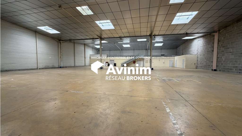 A louer entrepôt et bureaux de 1275m² à Chauray