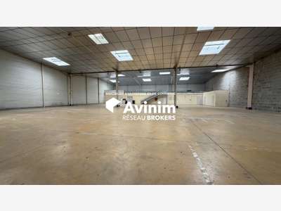 A louer entrepôt et bureaux de 1275m² à Chauray