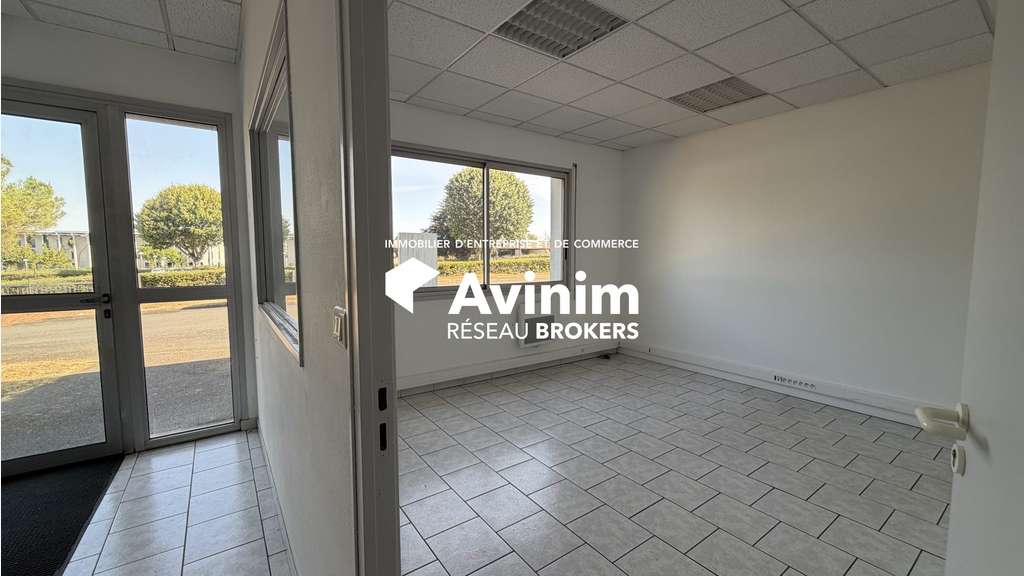 A louer entrepôt et bureaux de 1275m² à Chauray