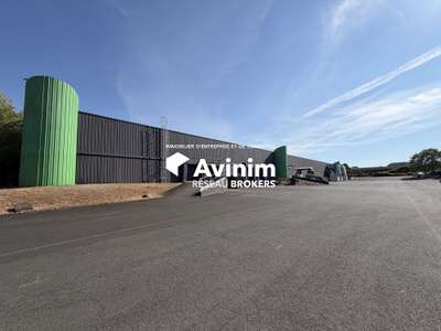 A louer entrepôt et bureaux de 1275m² à Chauray