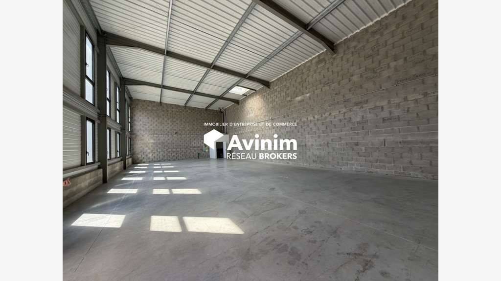 Local d'activité de 700 m2 divisible en 232 m2