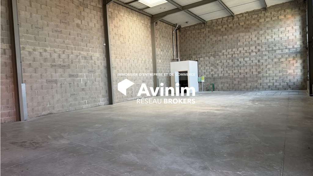 Local d'activité de 700 m2 divisible en 232 m2