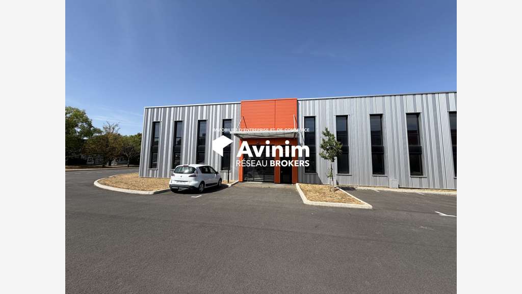 Local d'activité de 700 m2 divisible en 232 m2