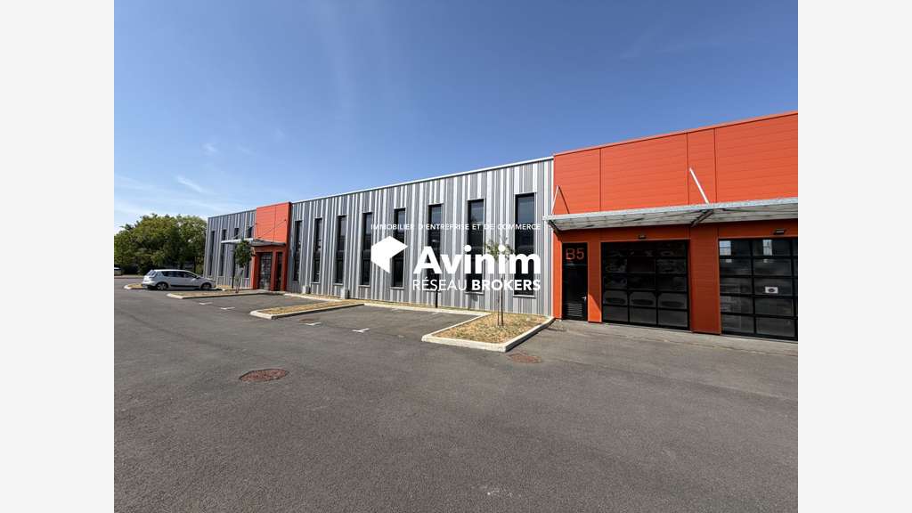 Local d'activité de 700 m2 divisible en 232 m2