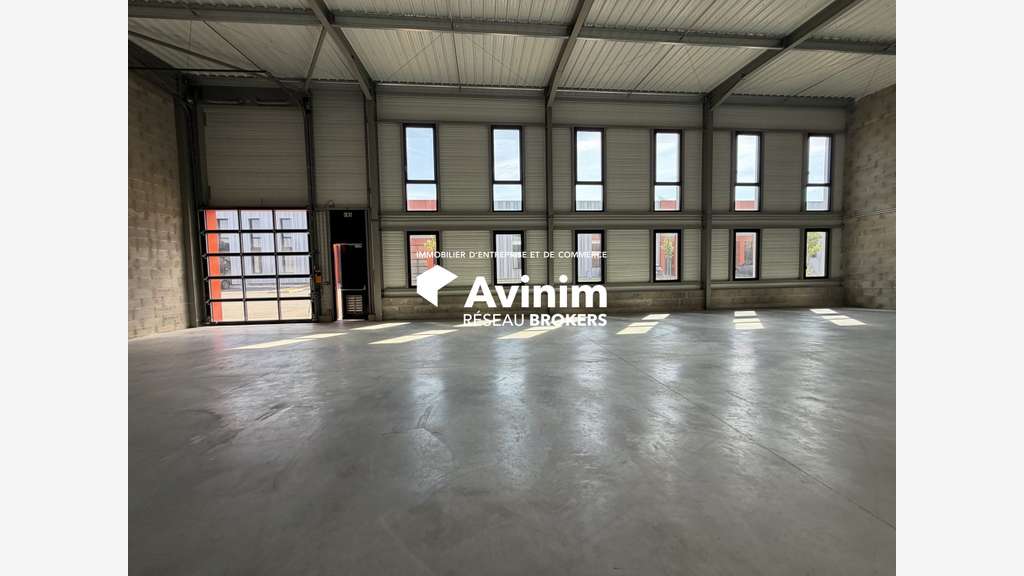Local d'activité de 700 m2 divisible en 232 m2