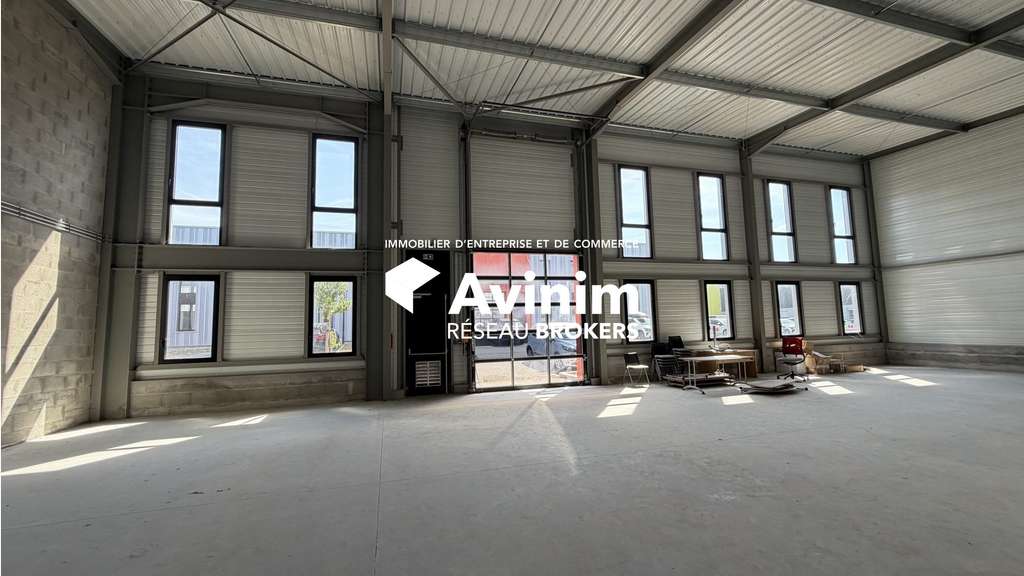 Local d'activité de 700 m2 divisible en 232 m2