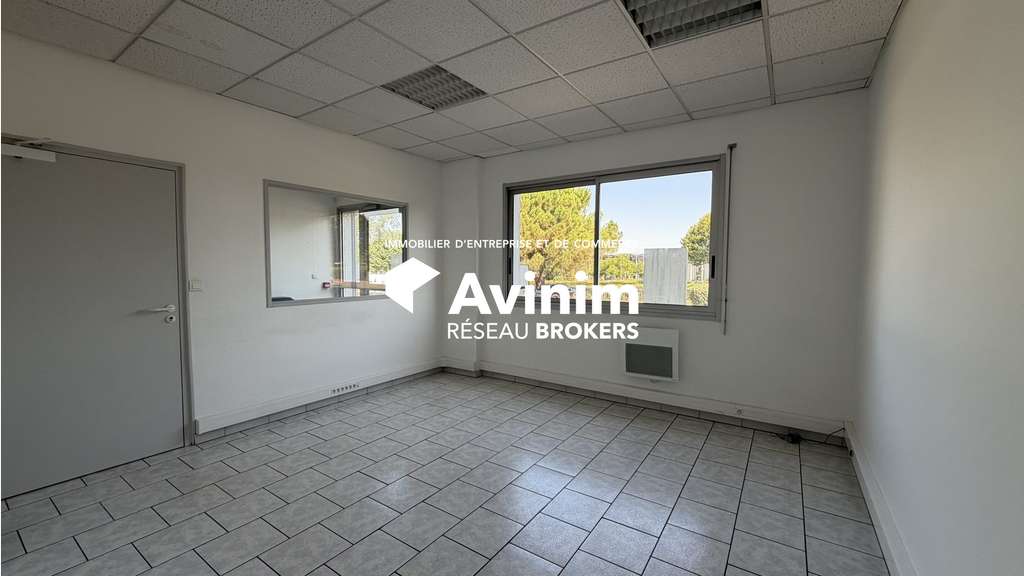 A louer entrepôt logistique et bureaux à Chauray
