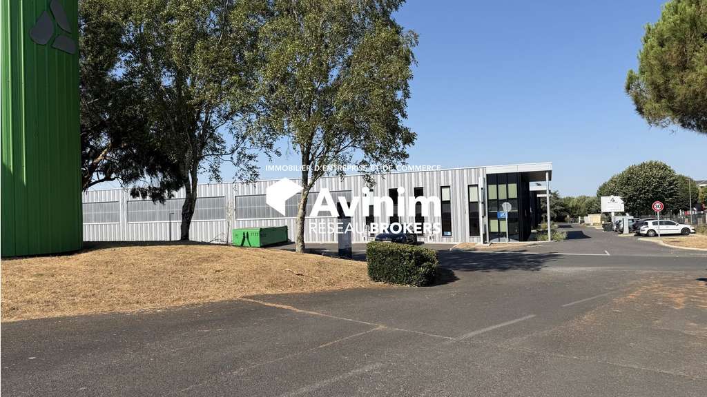 A louer entrepôt logistique et bureaux à Chauray