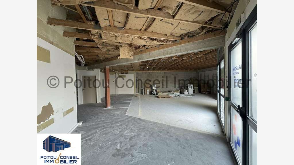 A louer local commercial 136m² à Chauray centre