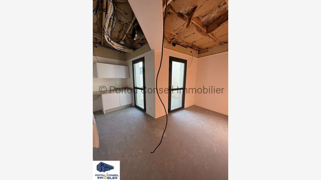 A louer local commercial 136m² à Chauray centre