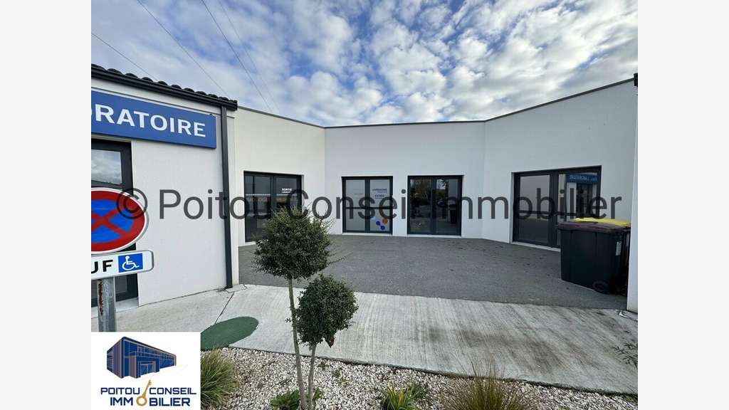 A louer local commercial 136m² à Chauray centre
