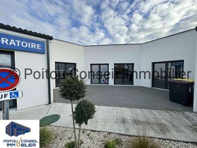 A louer local commercial 136m² à Chauray centre