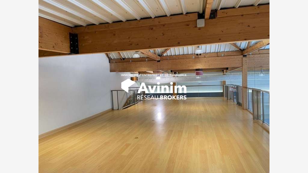 A louer local commercial de 750m² à Chelles