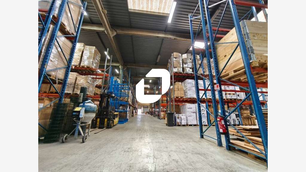 Idéalement situé à proximité immédiate des autorou