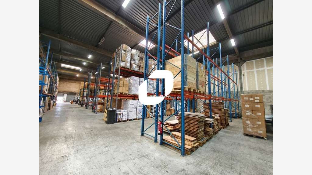 Idéalement situé à proximité immédiate des autorou