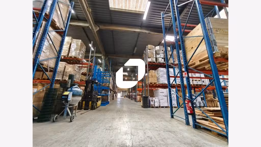 Idéalement situé à proximité immédiate des autorou