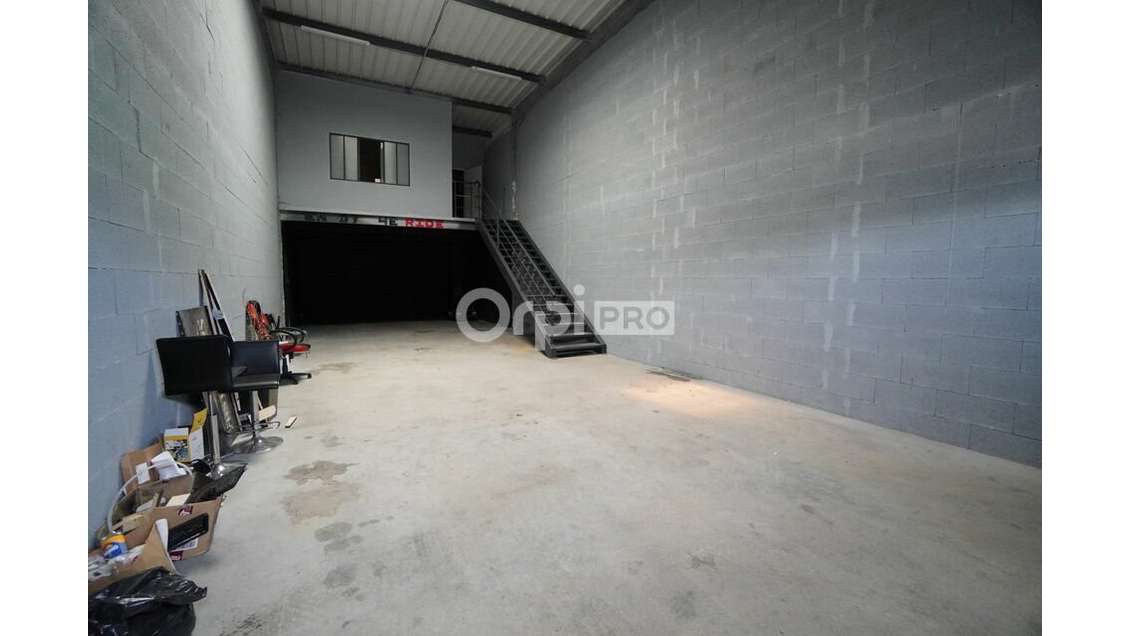 Local d'activité de 141 m²