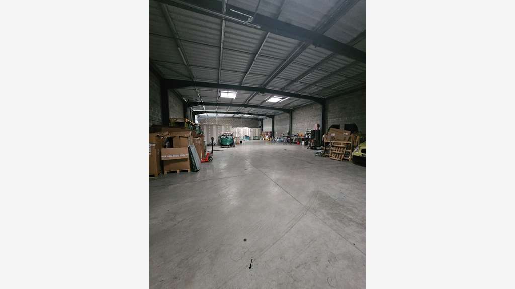 A louer local de 450m² en zone commerciale Cholet