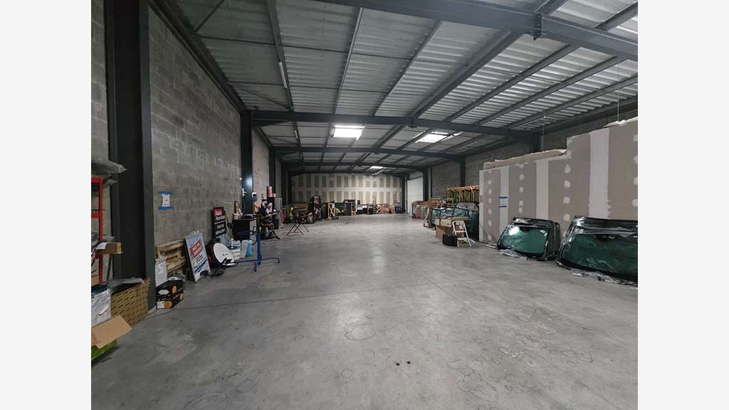 A louer local de 450m² en zone commerciale Cholet