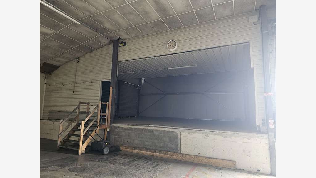 Local d'activité 1200m² avec quai sur Cholet Nord
