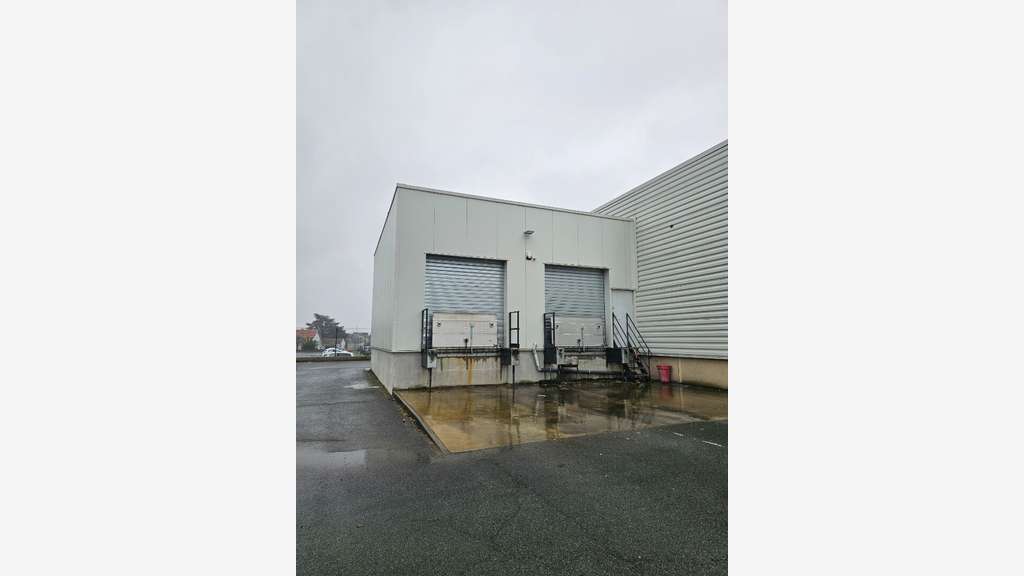 Local d'activité 1200m² avec quai sur Cholet Nord