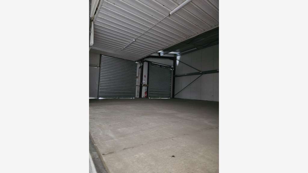 Local d'activité 1200m² avec quai sur Cholet Nord