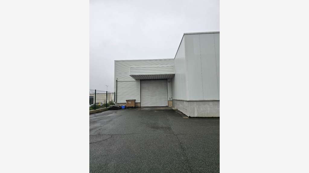 Local d'activité 1200m² avec quai sur Cholet Nord