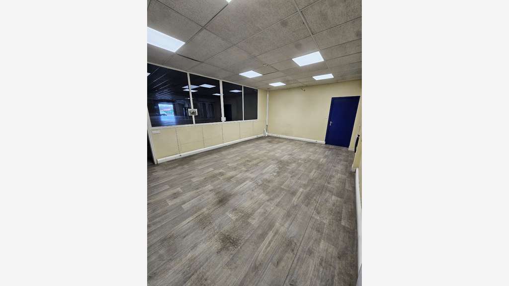Local d'activité 1200m² avec quai sur Cholet Nord