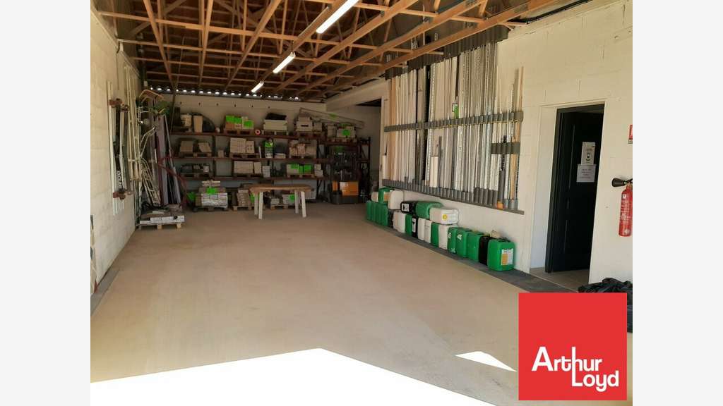 Local d'activités de 400m² à louer à Cisse