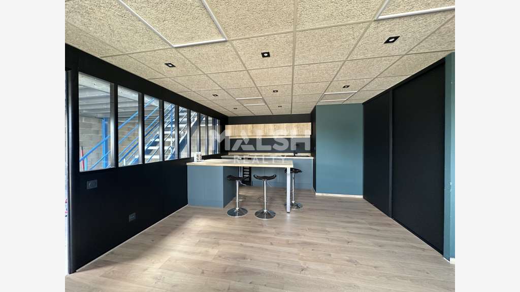 Local d'activités 210m² à louer à Civrieux