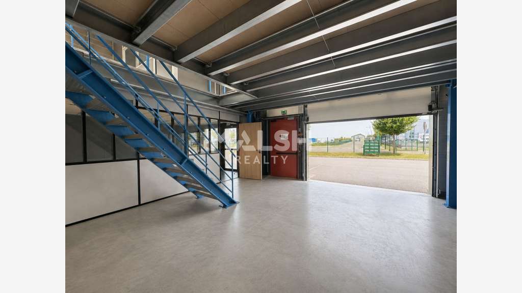 Local d'activités 210m² à louer à Civrieux