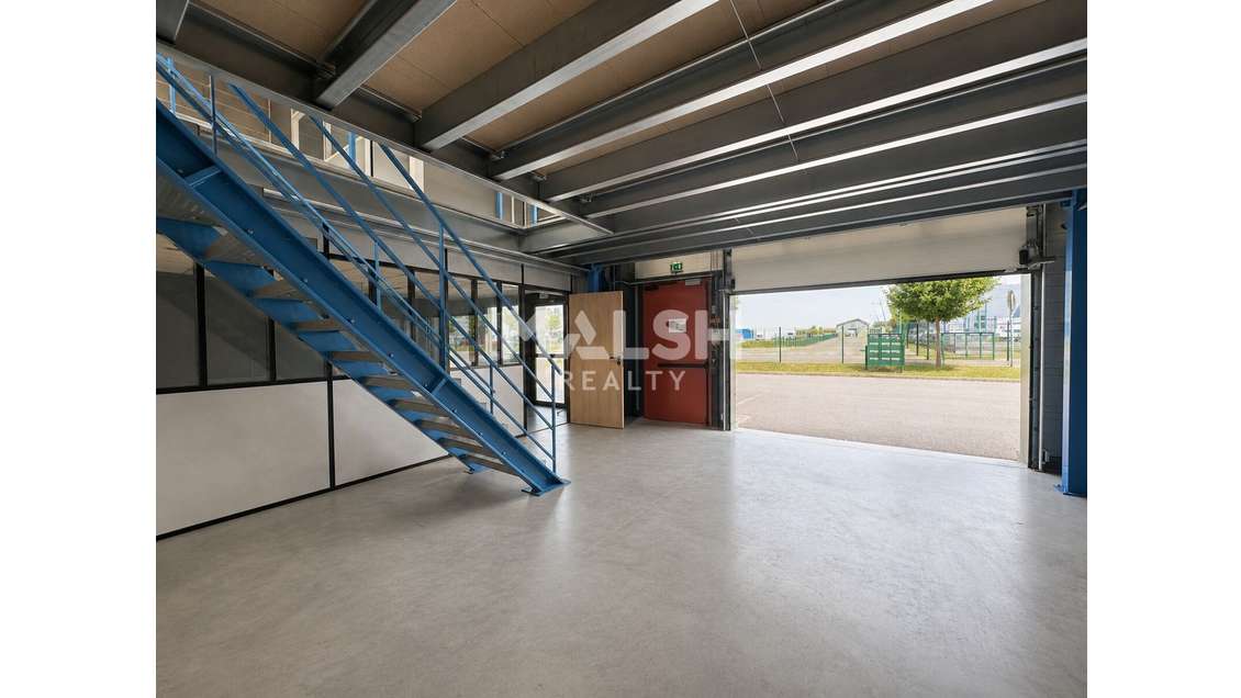 Local d'activités 210m² à louer à Civrieux