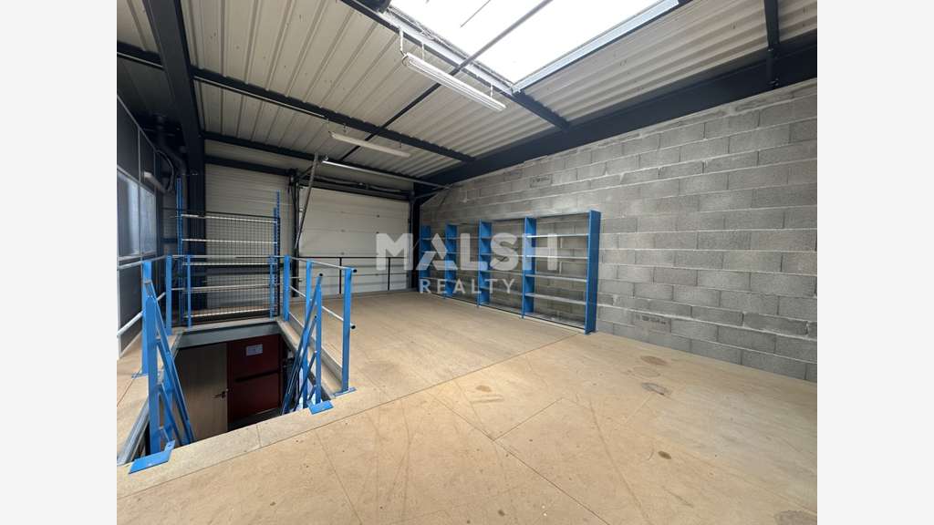 Local d'activités 210m² à louer à Civrieux