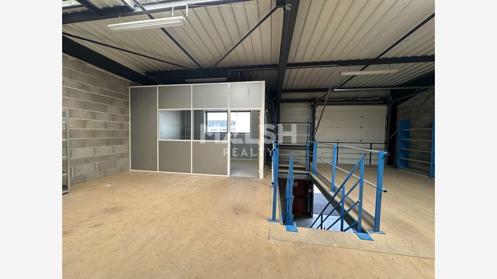 Local d'activités 210m² à louer à Civrieux