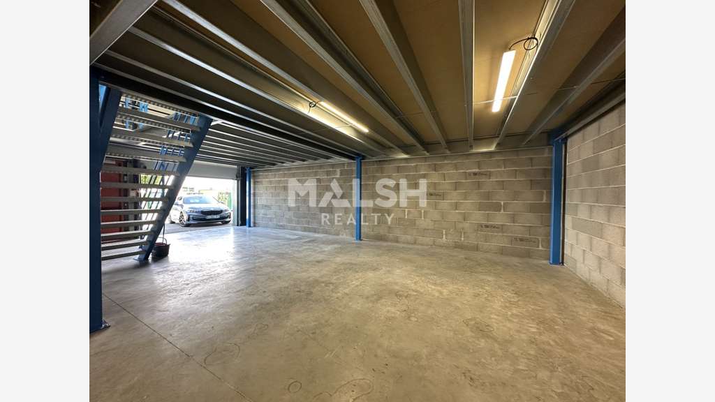 Local d'activités 210m² à louer à Civrieux