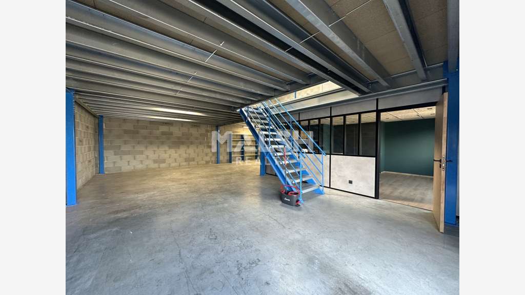 Local d'activités 210m² à louer à Civrieux