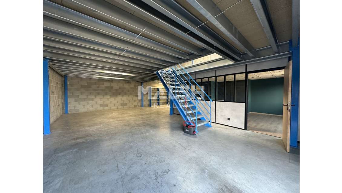 Local d'activités 210m² à louer à Civrieux