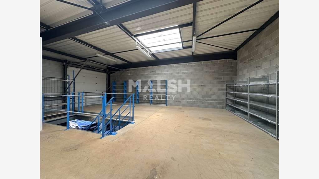 Local d'activités 210m² à louer à Civrieux