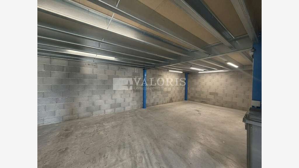 Local d'activités 200m² à louer en ZI à Civrieux