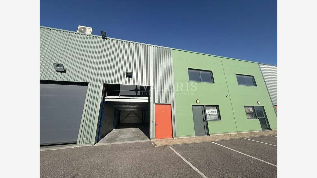 Local d'activités 200m² à louer en ZI à Civrieux