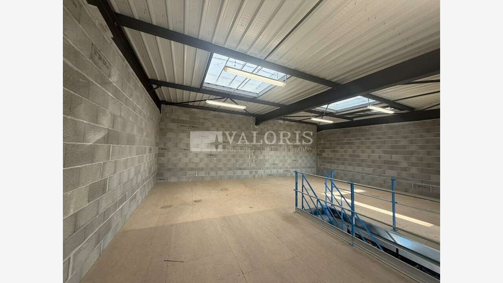 Local d'activités 200m² à louer en ZI à Civrieux