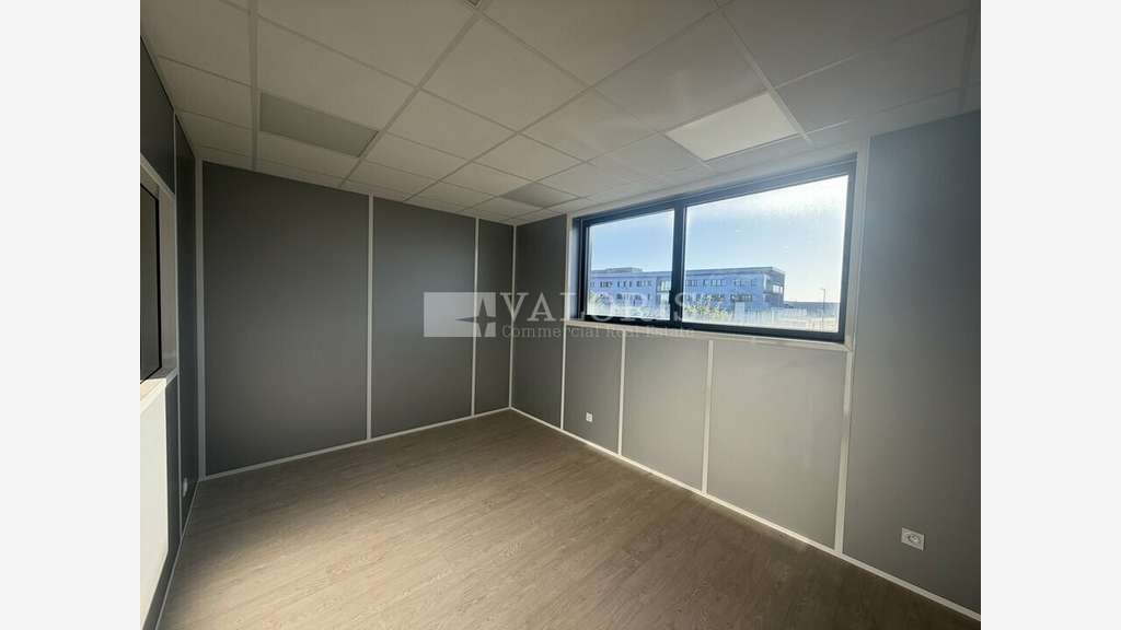 Local d'activités 200m² à louer en ZI à Civrieux