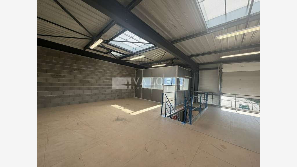 Local d'activités 200m² à louer en ZI à Civrieux